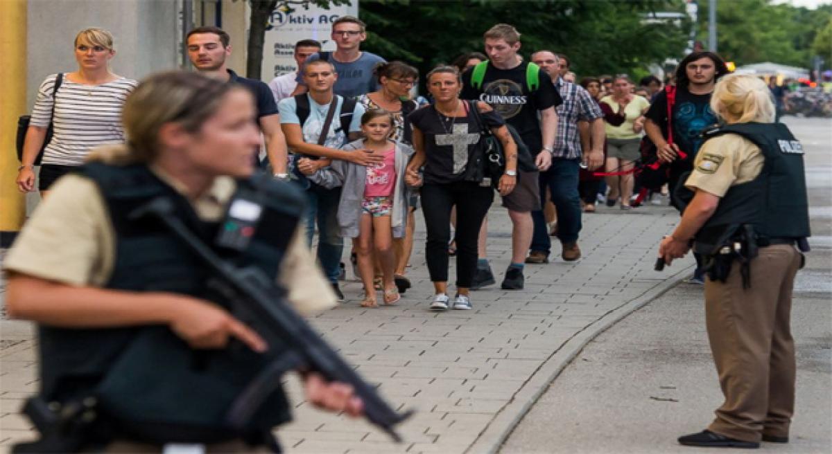 Munich police tell people to take shelter