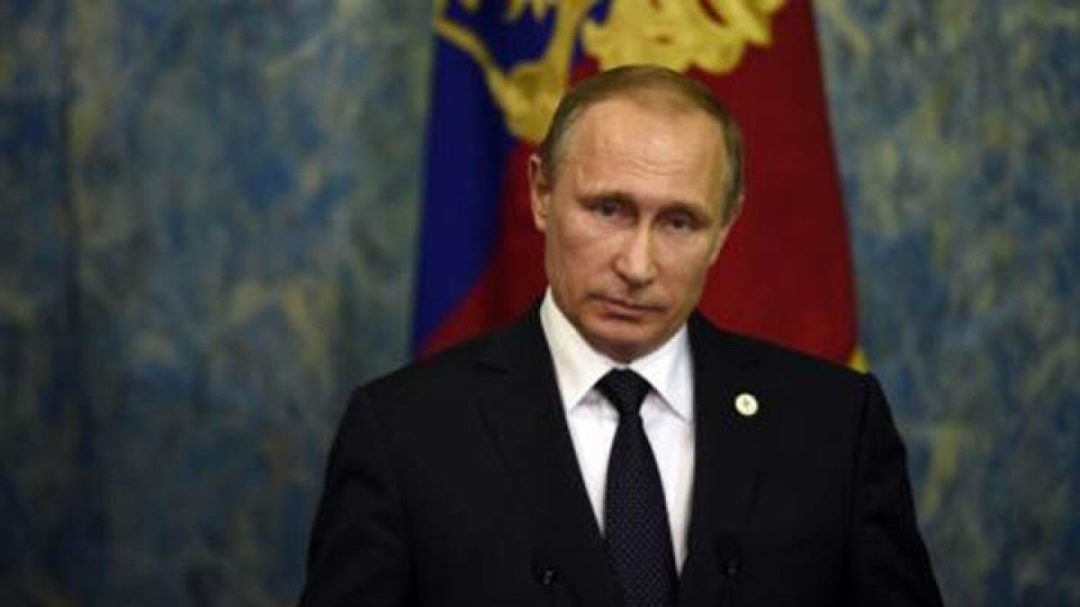 Putin accuses Turkey of downing Russian jet to protect oil supplies from Islamic State