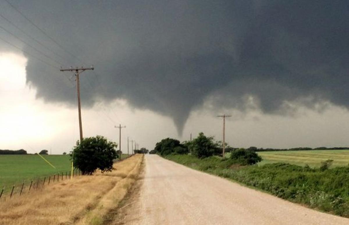 Homes damaged, people hurt in Chicago-area tornado: reports