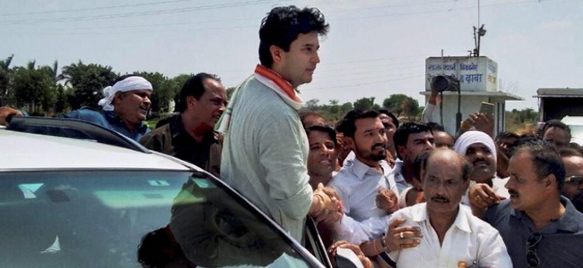 Police detain Jyotiraditya Scindia and supporters, prevent them from entering Mandsaur