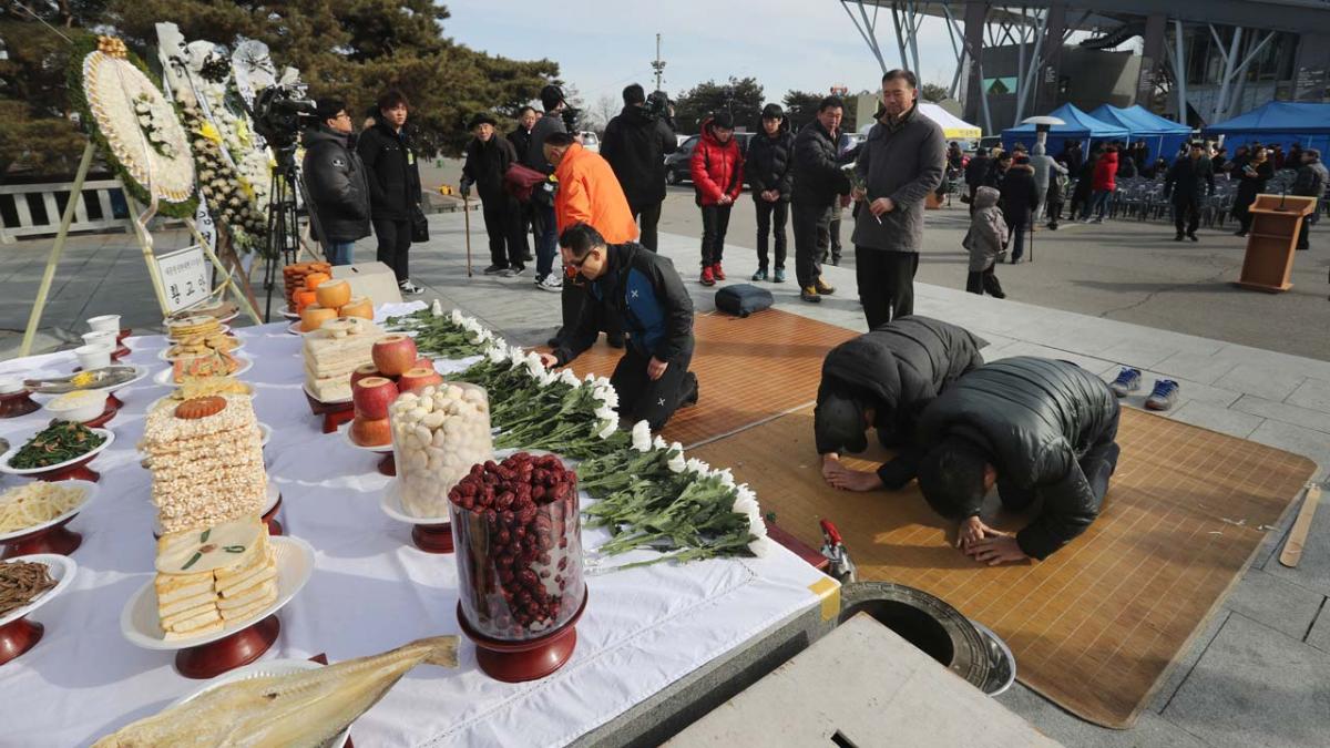 Divided Koreans pay respect to ancestors