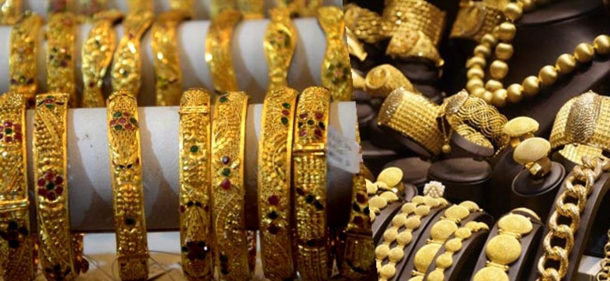 Gold futures slide on weak global cues