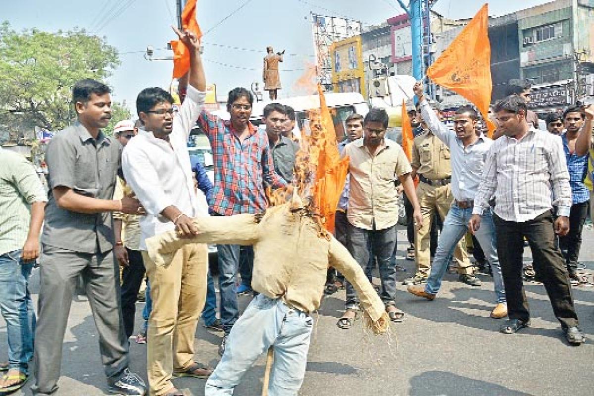 Valentines Day fete: Bajrang Dal, VHP men held for protest