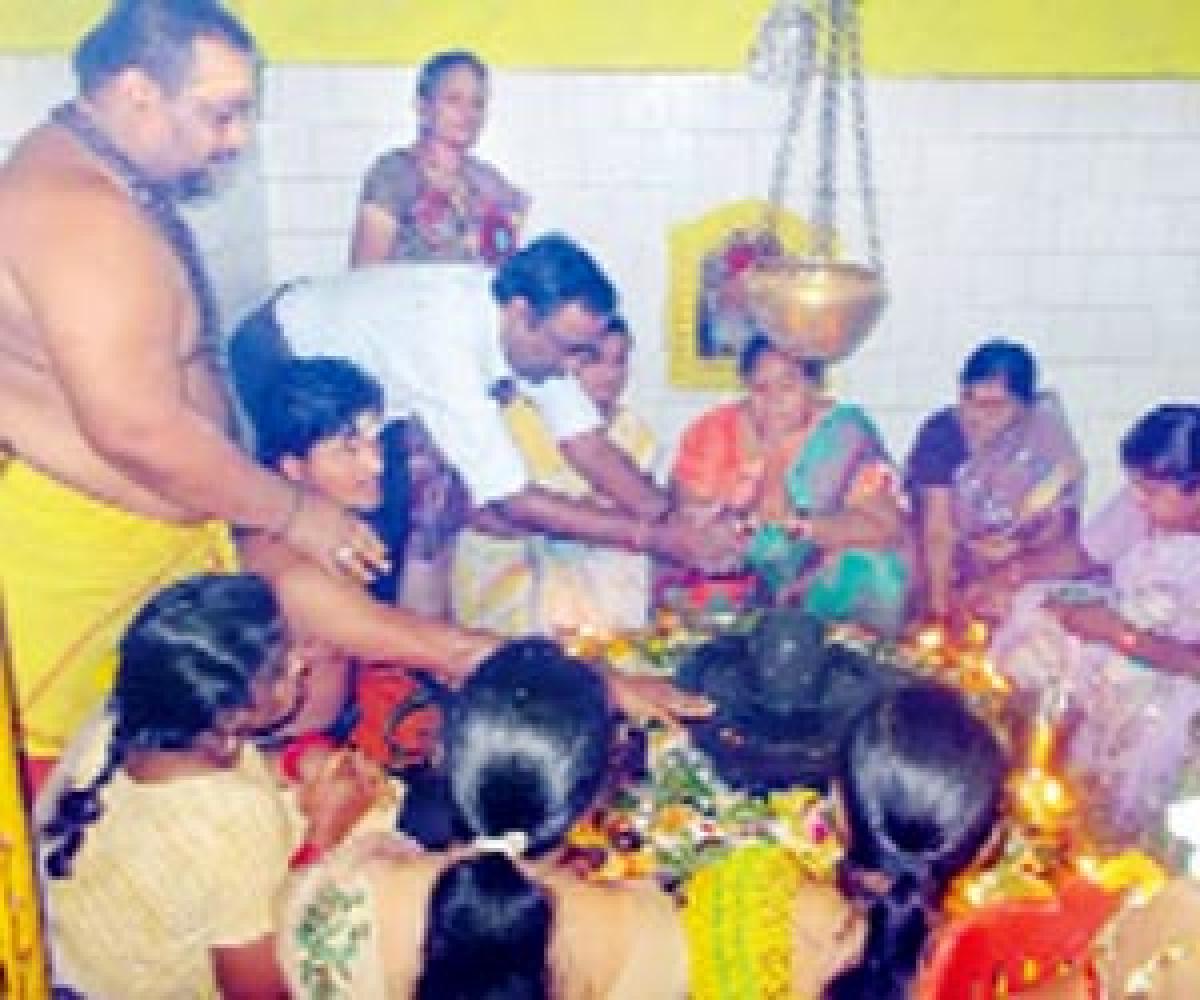 Devotees throng Shiva temples