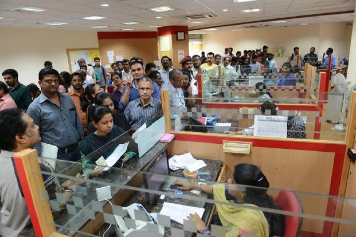 Demonetization impact: Queues get longer at banks, ATMs on weekend, chaos increases