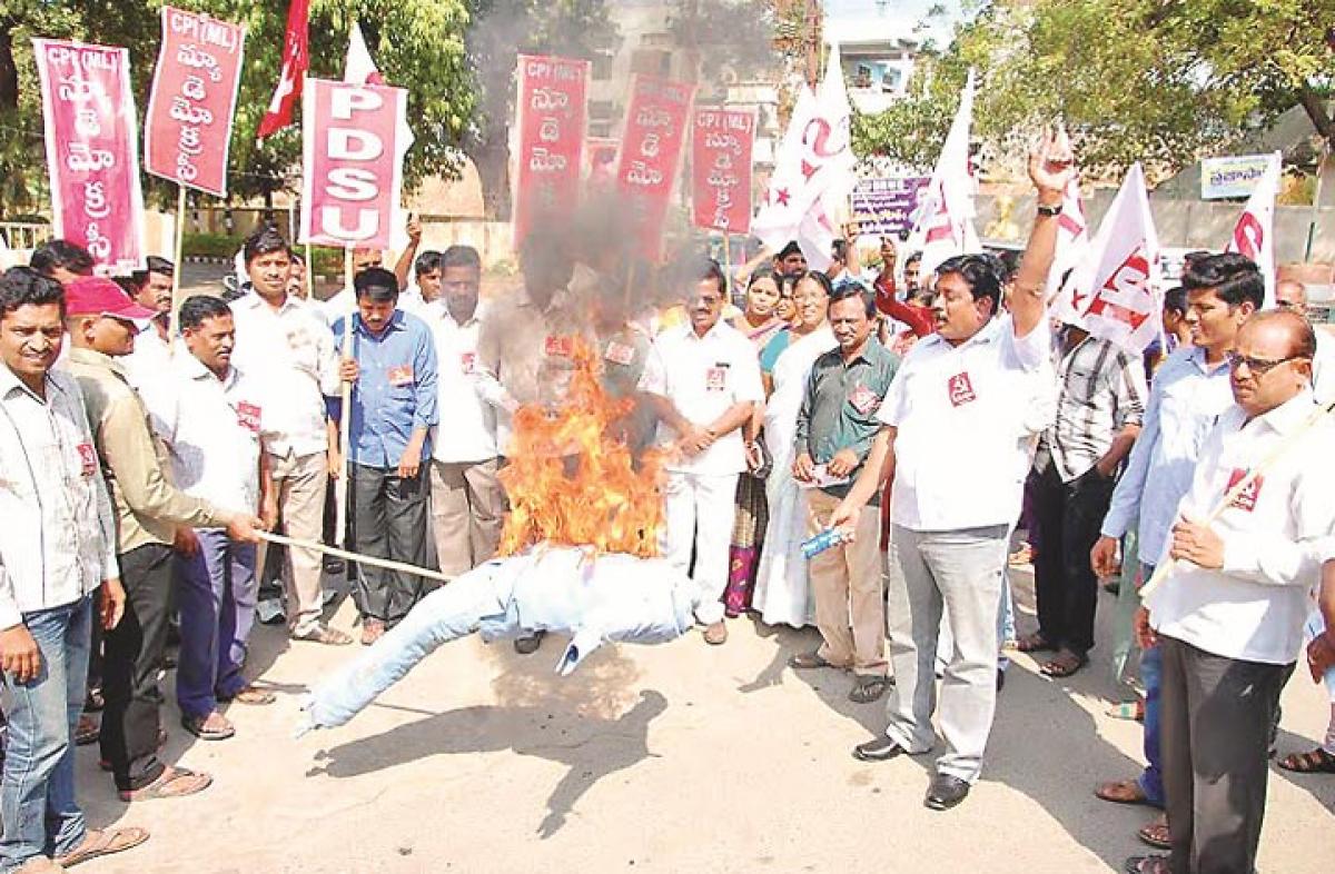 Left parties burn Dattatreyas effigy