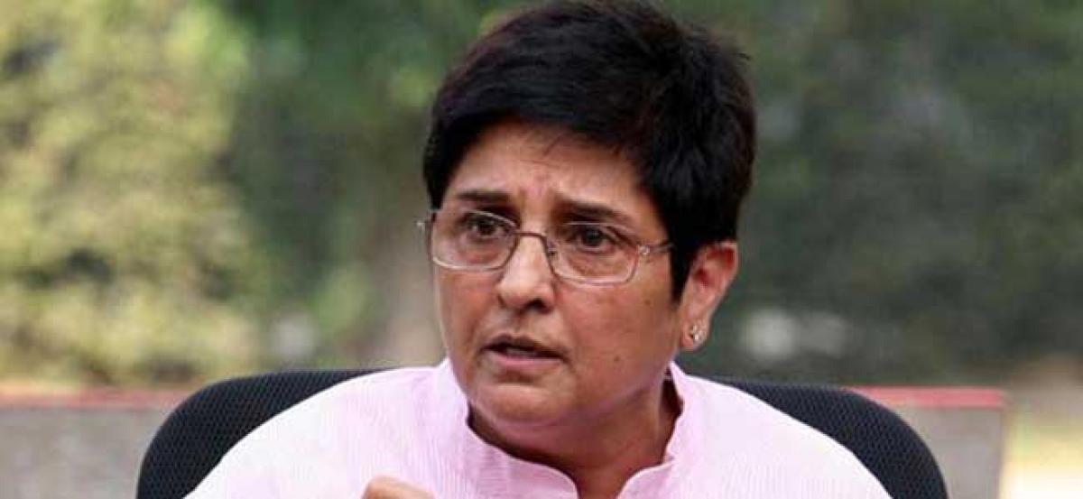 Senior officials transfer creates power tussele between Kiran bedi and V. Narayanasamy