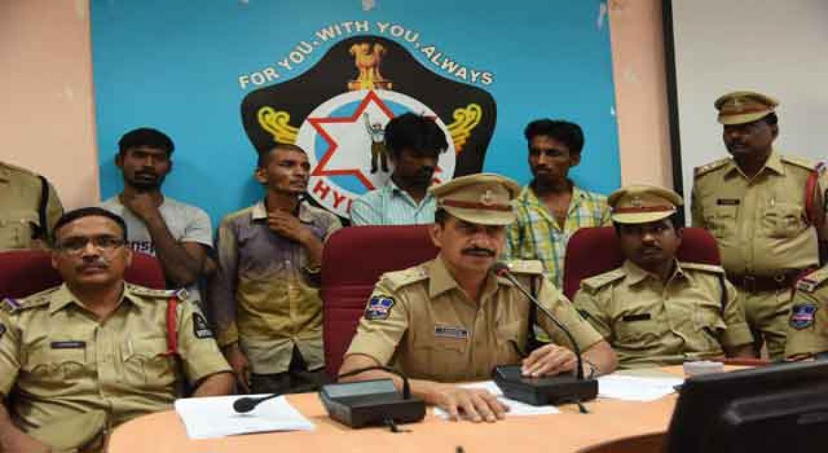 Inter State mobile phone thieves held