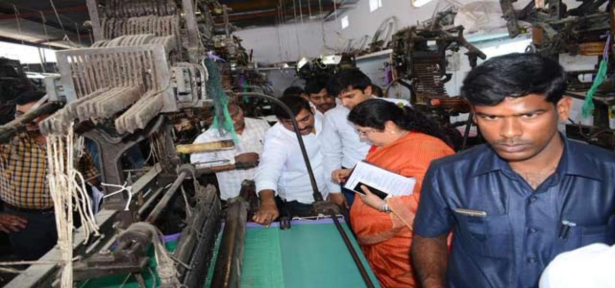 Telangana Govt to offer jobwork to weavers