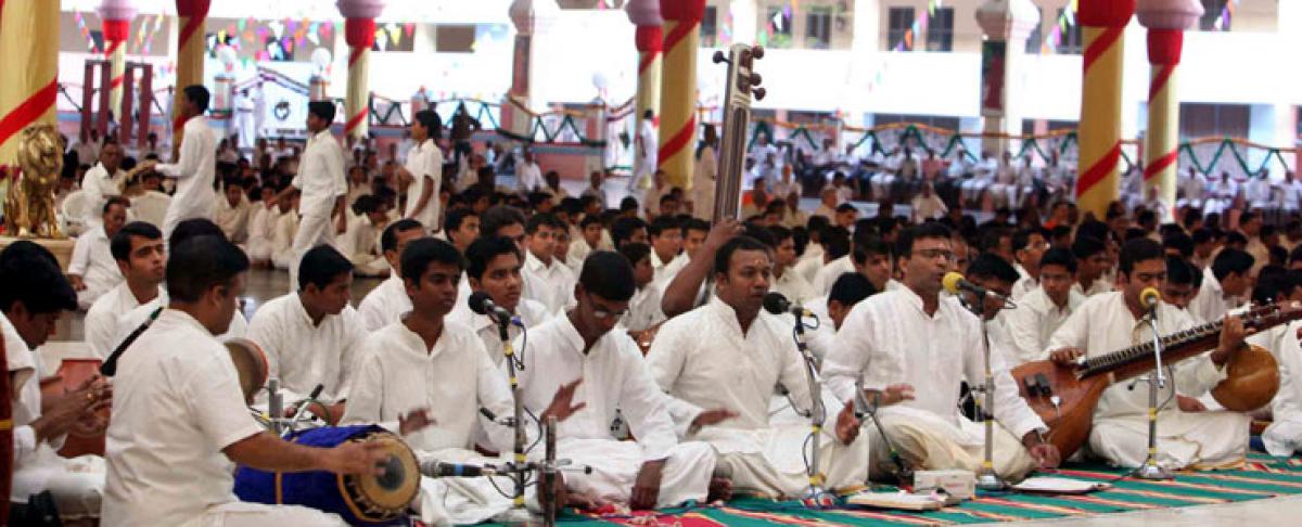 Thiagaraja Aradhana by the students of Sri Sathya Sai Mirpuri College of Music