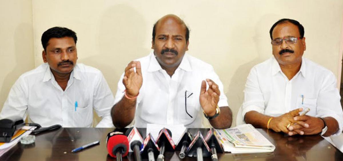 Congress accuses TRS of blackmailing bizmen for funding plenary