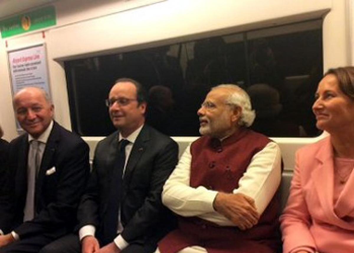 PM Modi, President Hollande travel on Delhi Metro to Gurgaon