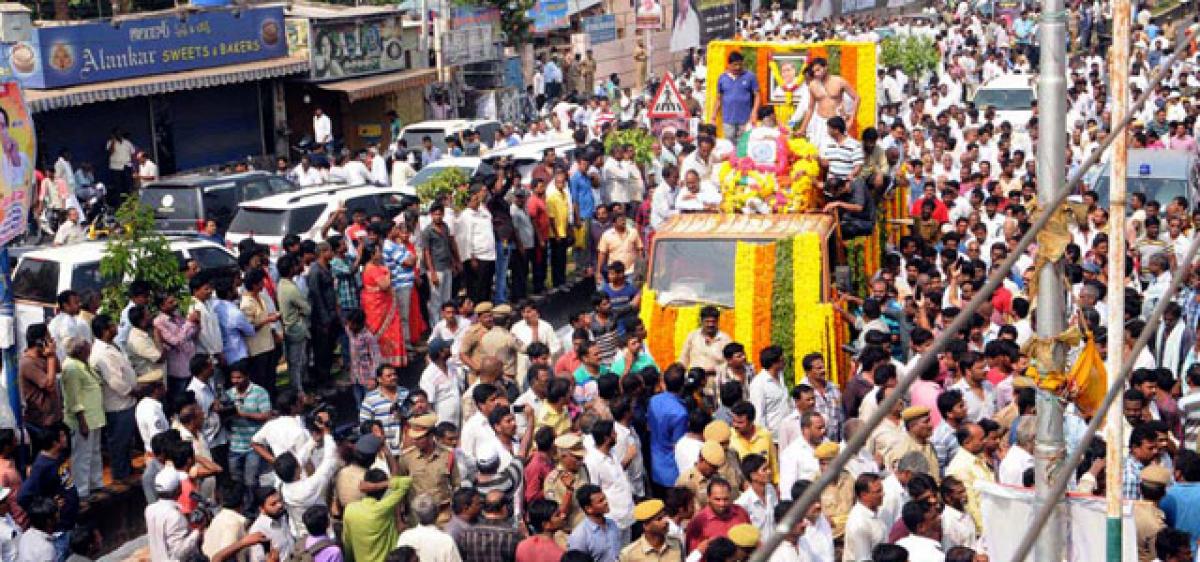 TDP activists, leaders bid tearful farewell to Devineni Nehru