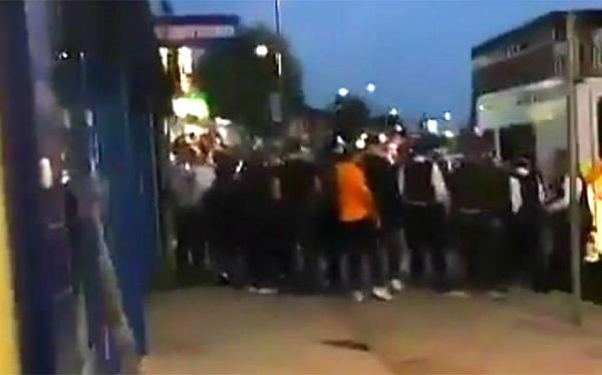 Mass tussle among youth in london broke out, 2 injured and 6 arrested