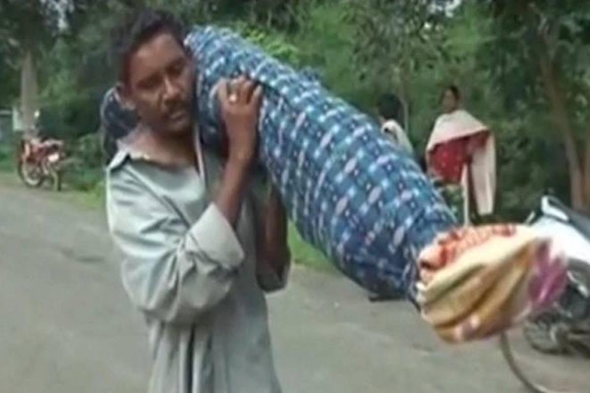 Chhattisgarh: Relatives walk 14 km to carry injured to hospital