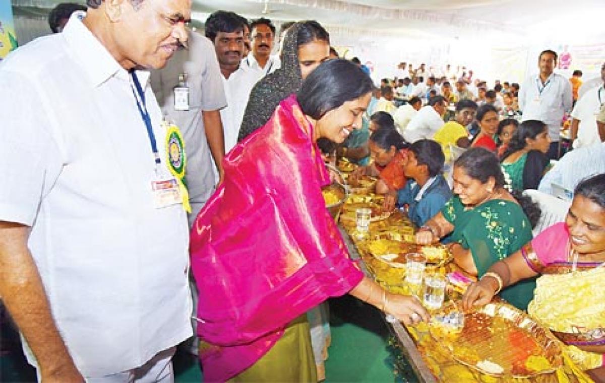 Sunitha lauds rice millers for free meals to pilgrims