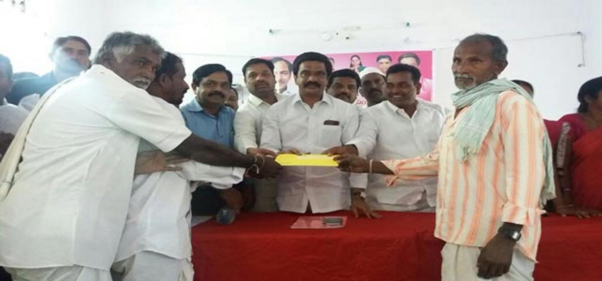 Vemula Prashanth Reddy hands over subsidy letters to shepherds 