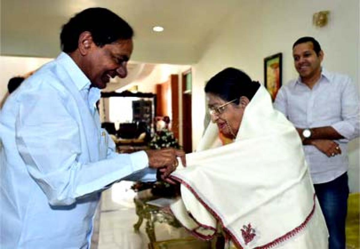 Legendary singer meets KCR, congratulates him over Yagam