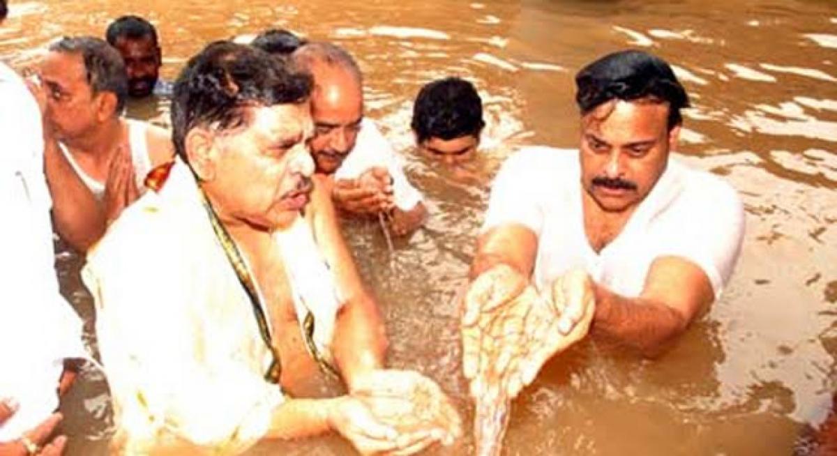 Chiru takes a holy dip at Saraswathi ghat of Godavari in Rajahmundry