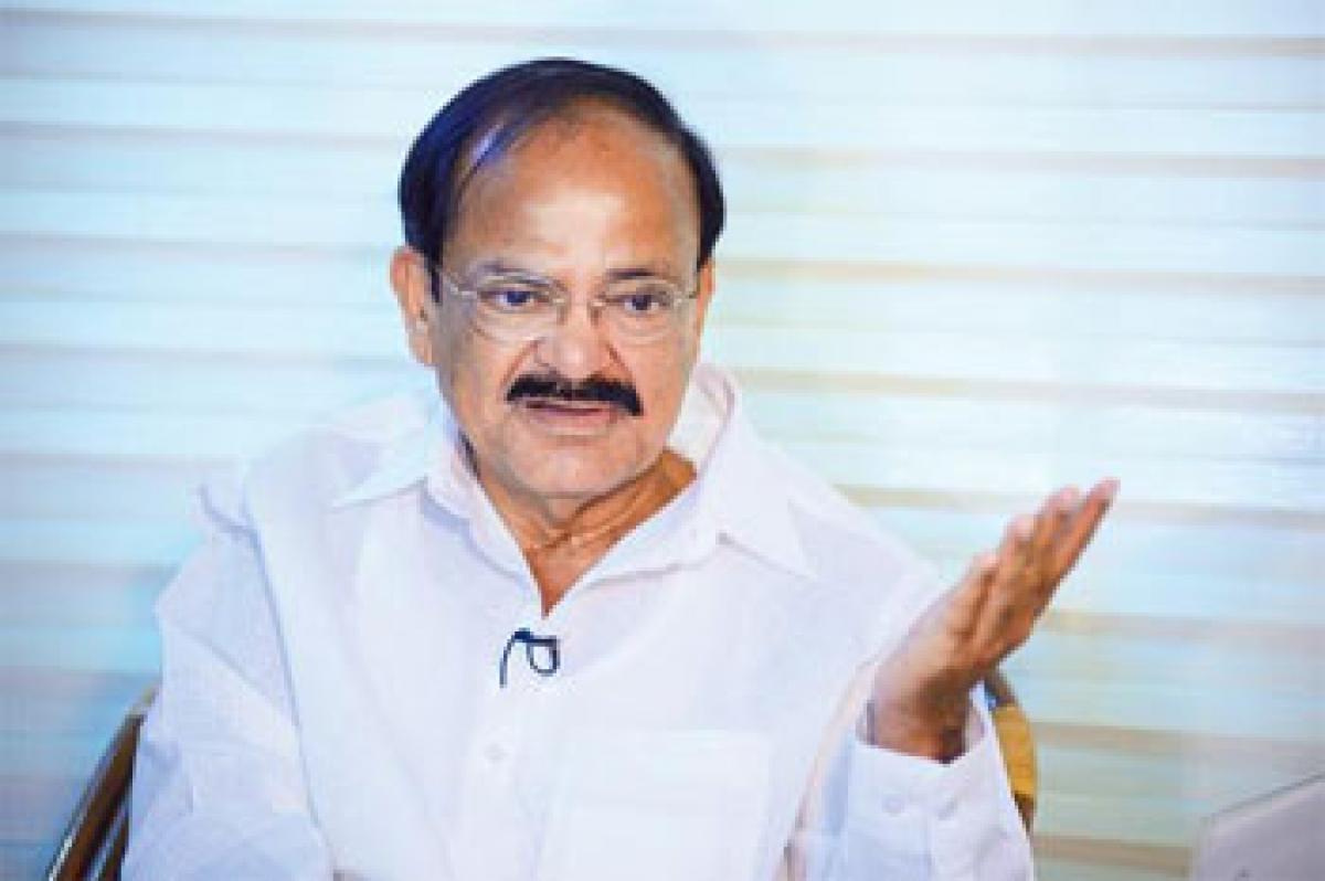 Venkaiah Naidu visits CREDAI property show