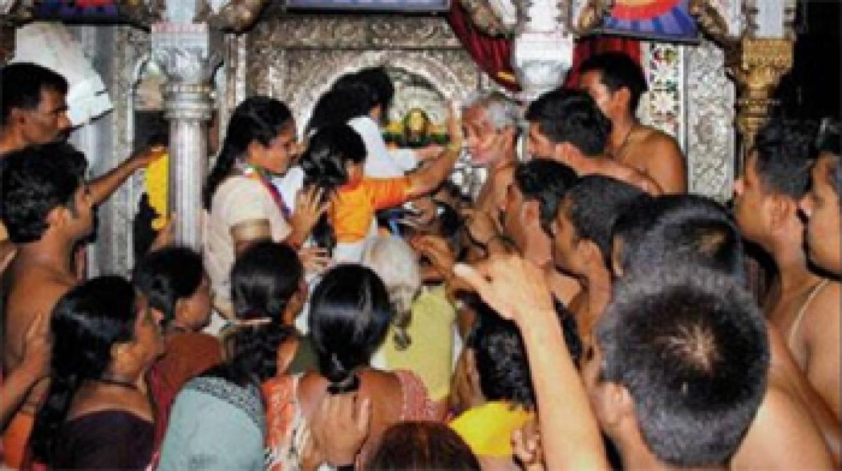 Activists seek to enter sanctum of Kolhapur temple, stopped