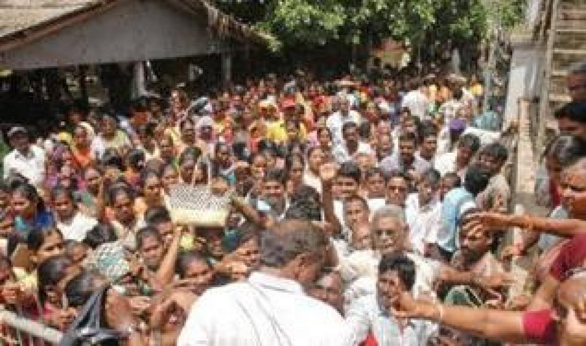 Stampede like situation at Rythu Bazaars for onions in AP