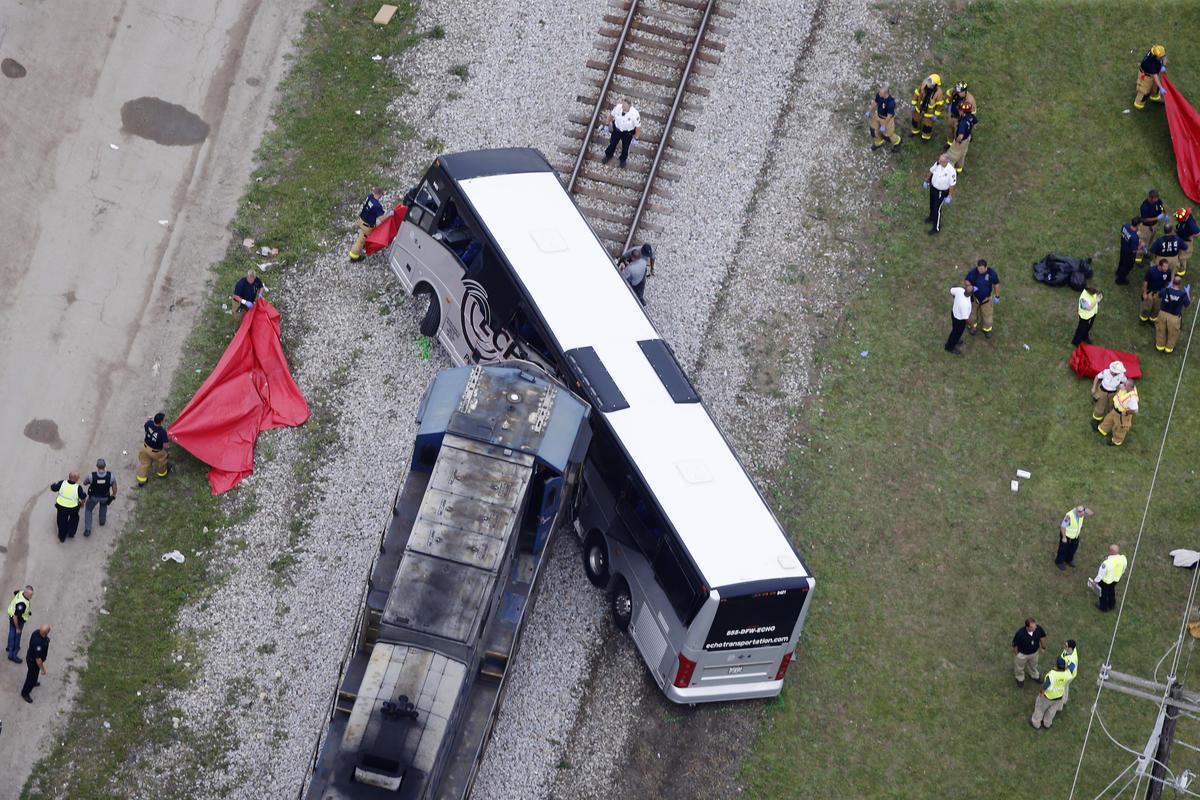 US: 4 killed, 7 critical after train crashed into bus full of tourists