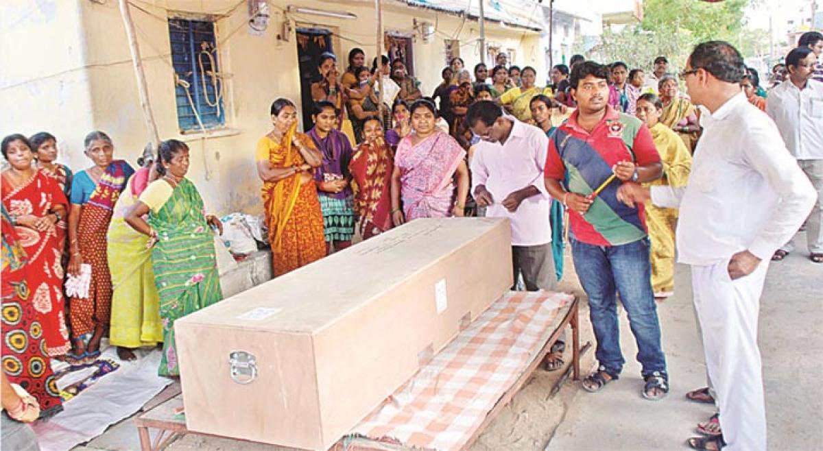 Last rites of migrant worker performed in Warangal; family seeks help