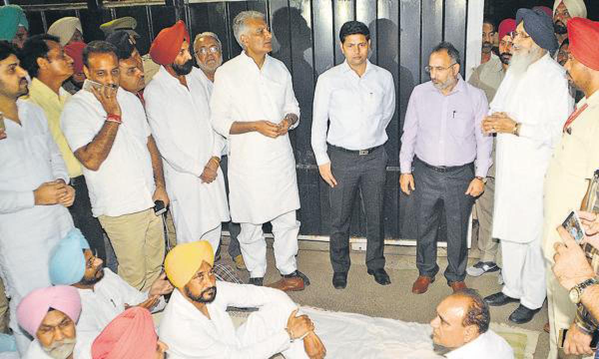 Congress leaders protesting outside Badals residence