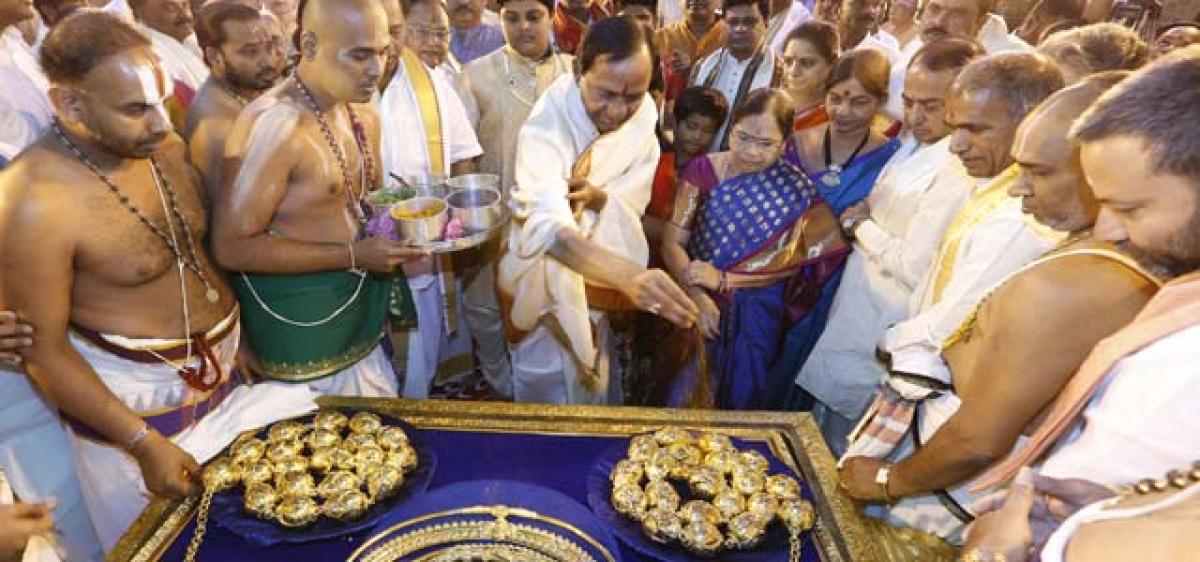 KCR prays for prosperity of Telangana, AP