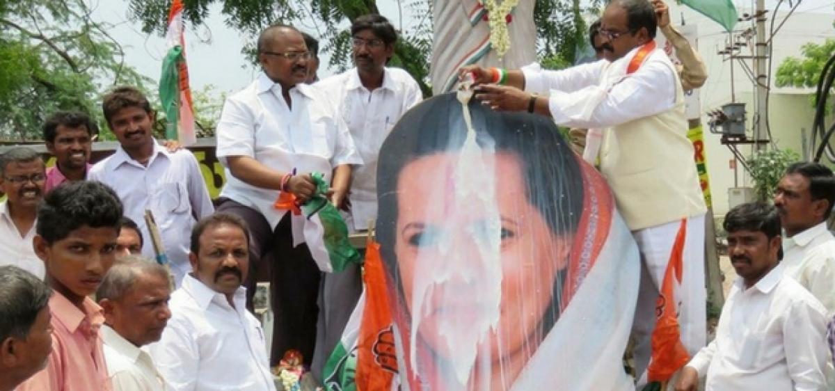 Palabhishekam to Sonia Gandhis portrait in Warangal