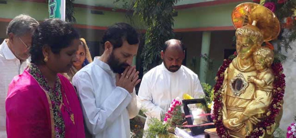 Thousands venerate holy relic of St Anthony of Padua