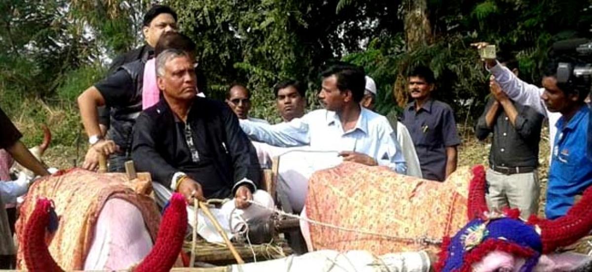 MLA rides bullock cart to Vidhan Bhawan