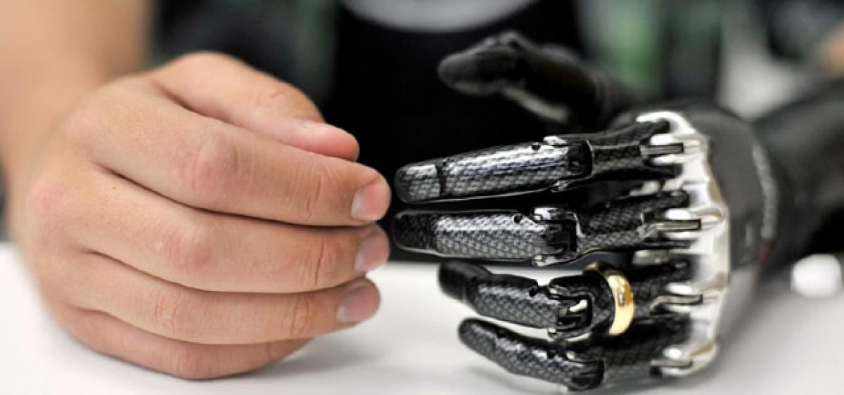 This bionic hand can see, automatically grasp objects