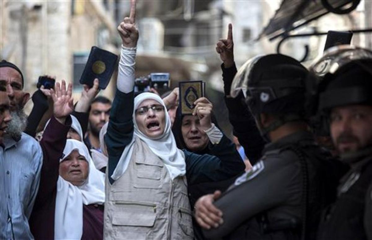 Clashes at Jerusalem holy site for third straight day