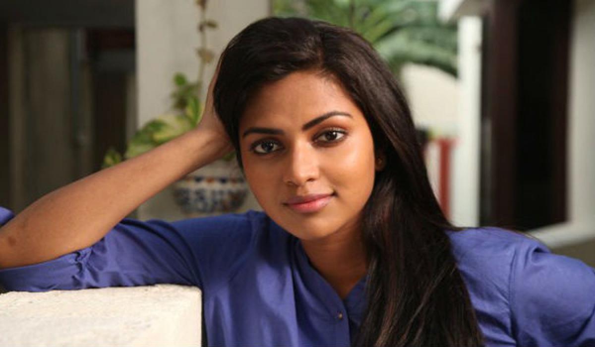 Amala Paul to star in Kannada remake Velai Illa Pattathari