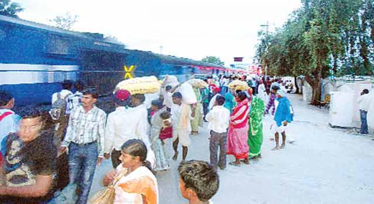 Drought hit villagers migrating en masse from Hyderabad Karnataka region