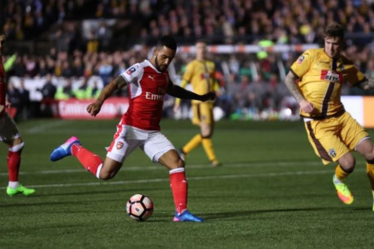 Ton up for Walcott as Arsenal end Suttons dream Cup run