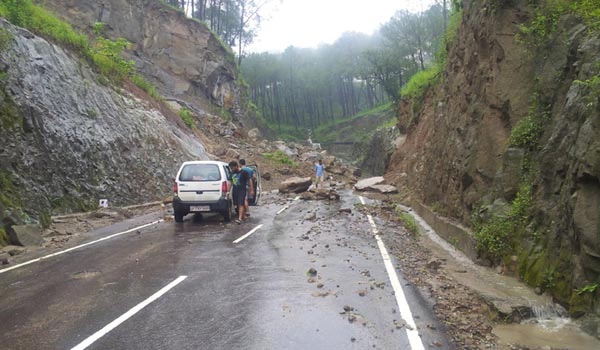 Heavy Rainfall in Himachal Pradesh Blocks Highways