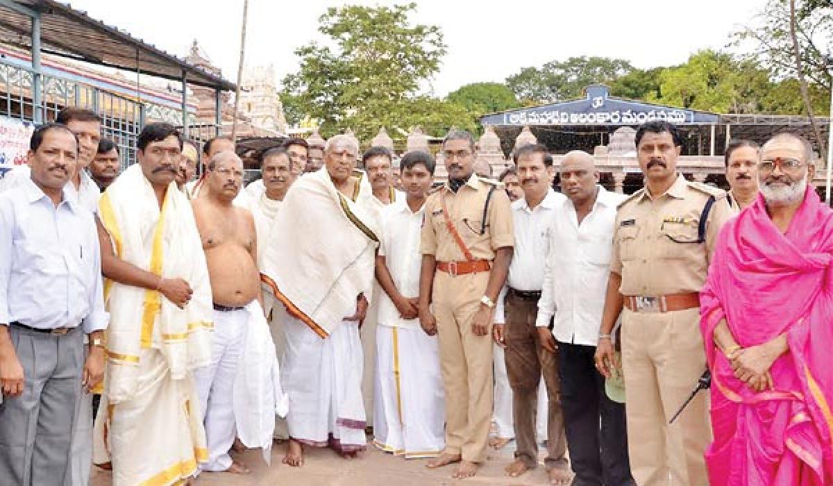 Rosaiah visits Srisailam temple