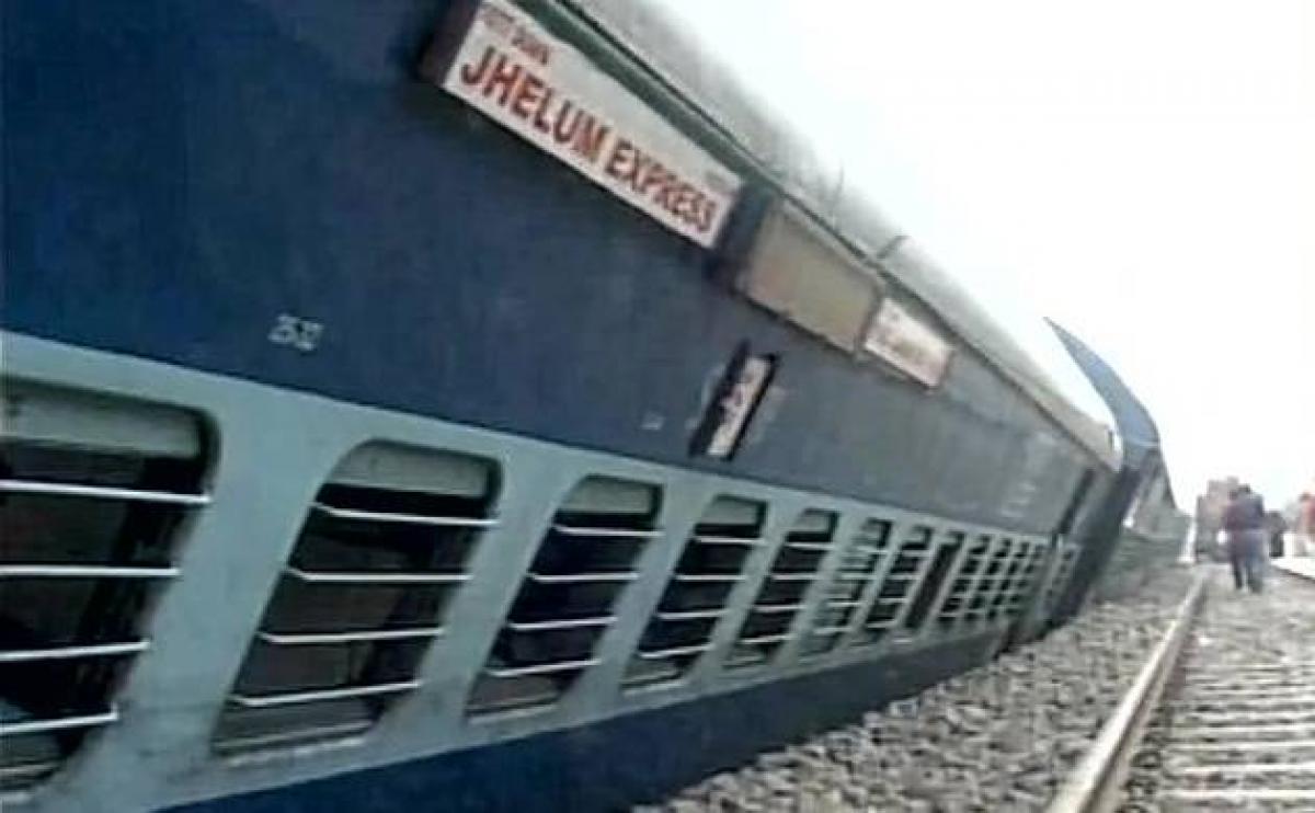 Jhelum Express derails in Punjab, 2 injured