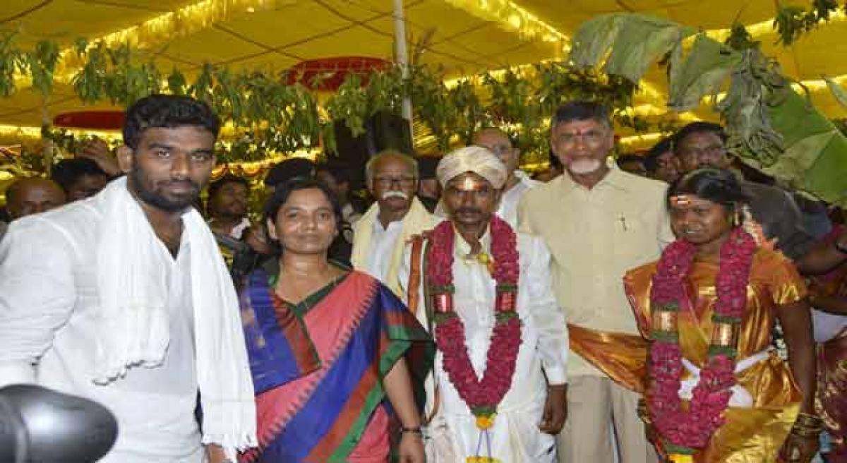 AP CM lauds Paritala family for charity