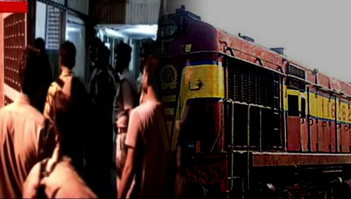 Train passengers looted near Agra