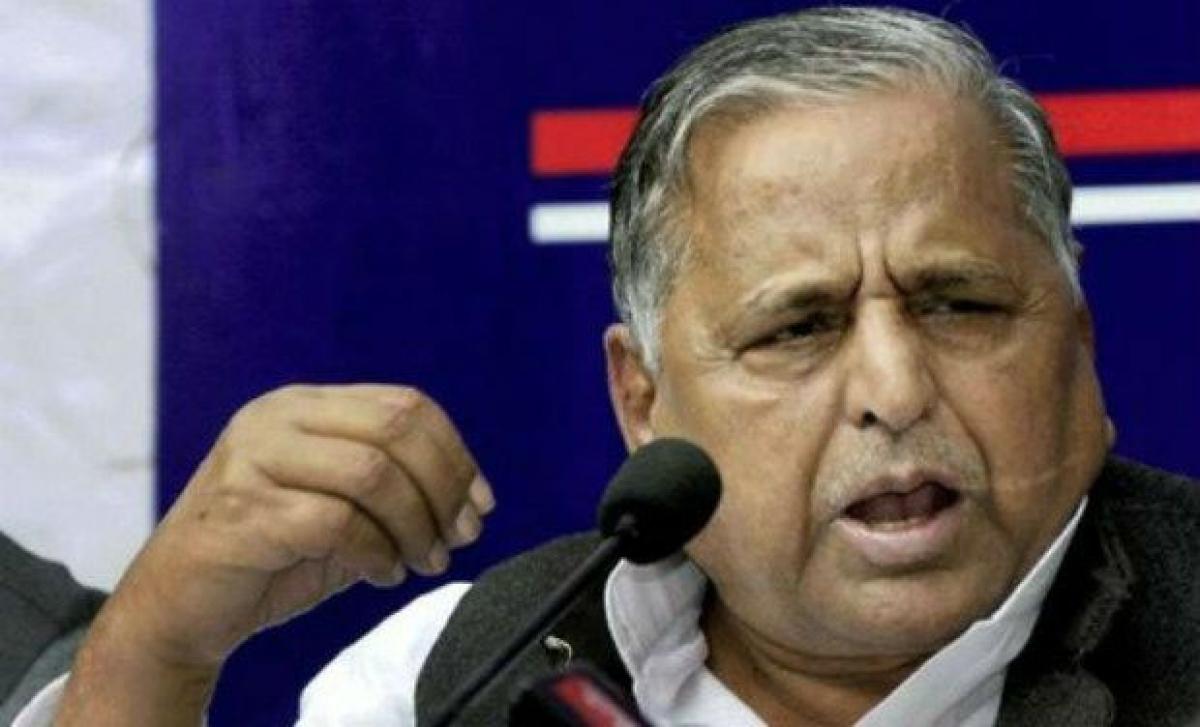 Mulayam tells partymen to shun money, serve people