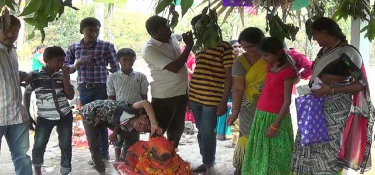 Devotees throng Lingamanthula fair