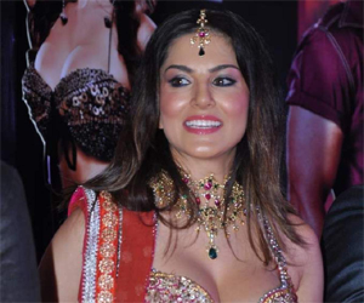 Sunny Leone Balatkar Video Xxx Youtube - Porn star Sunny Leone gets warm reception while a Rape Victim is ...
