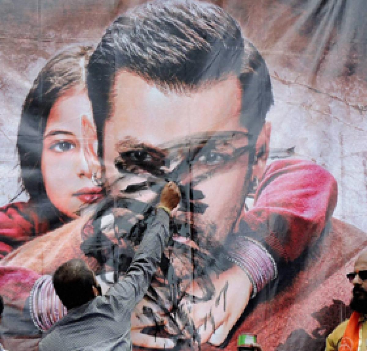 After Memon tweet uproar, Salman Khan apologises