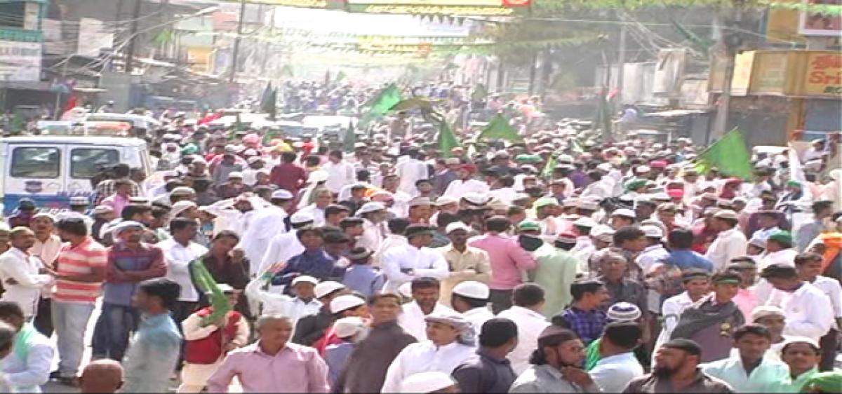 Muslims conducts annadanam to Ayyappas