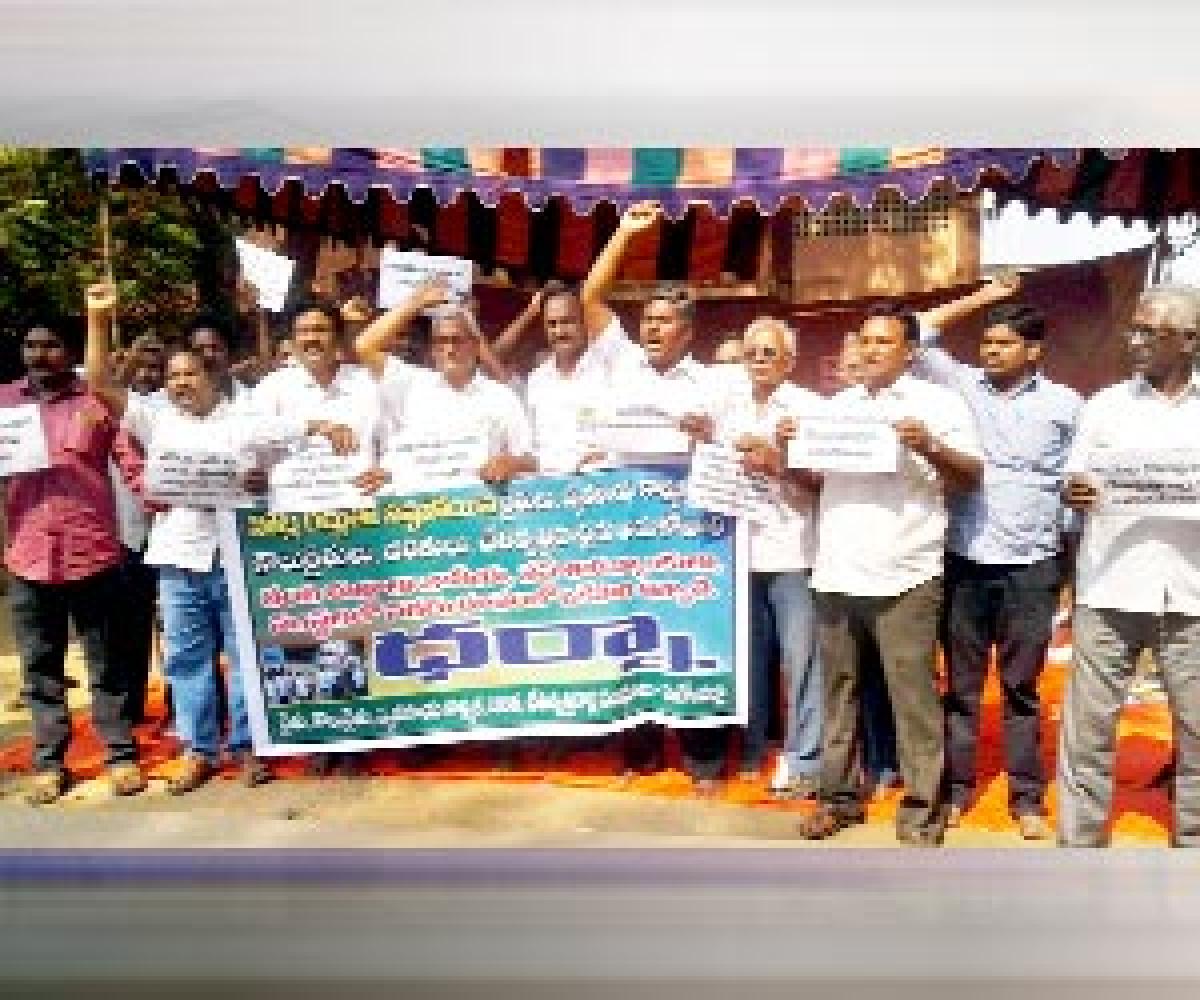 Farmers hold dharna against note ban