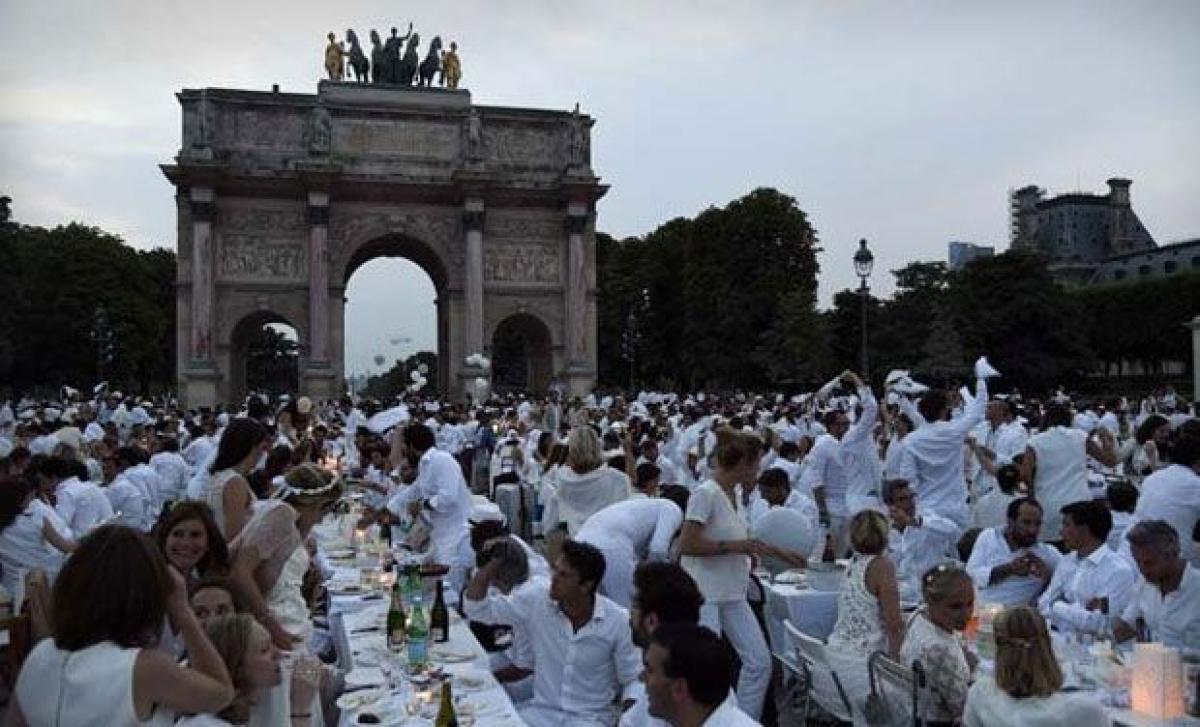 Thousands attend Paris pop-up chic picnic dinner in white